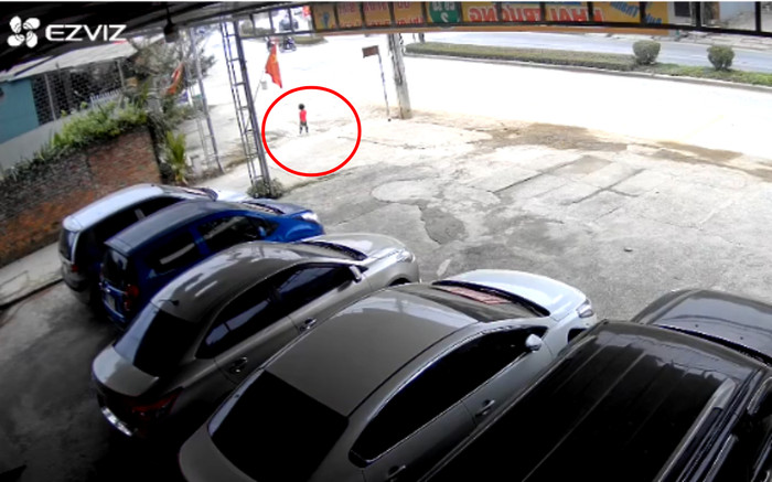 Bé trai 4 tuổi thoát nạn dưới gầm xe ô tô Ảnh 2