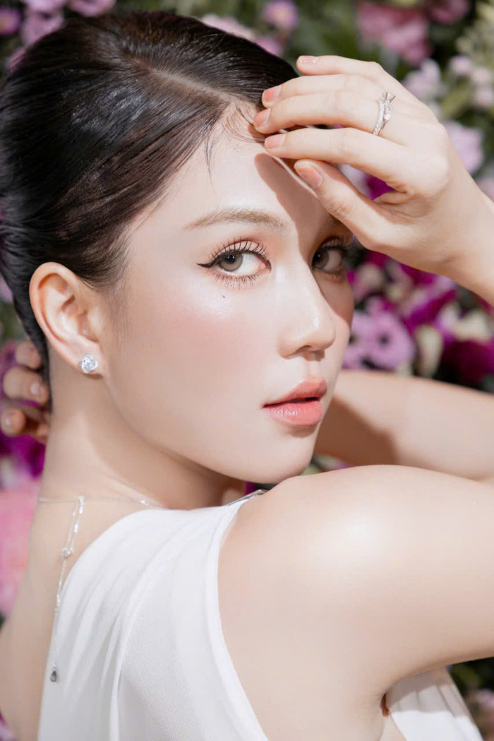 Bộ ảnh này của Ngọc Trinh nhận về lượt tương tác cao, bởi vẻ đẹp quyến rũ và sắc sảo, một đặc điểm đã làm nên thương hiệu của Ngọc Trinh. 