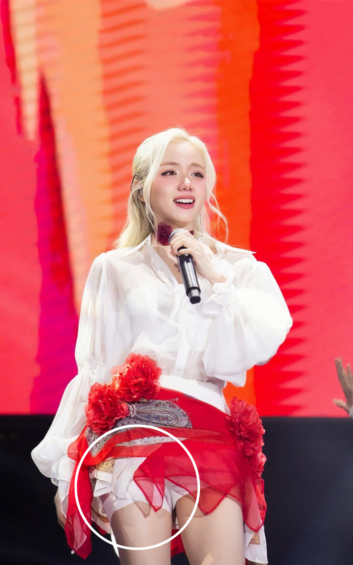 Với thiết kế của chân váy do ê-kíp chuẩn bị, khó có thể nhận ra Phương Ly phải quấn băng ở chân lên sân khấu. Ảnh: FBNV