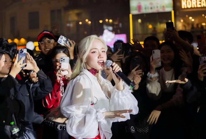 Phương Ly cố gắng hoàn thành màn biểu diễn một cách chỉn chu, cẩn thận nhất. Ảnh: FBNV