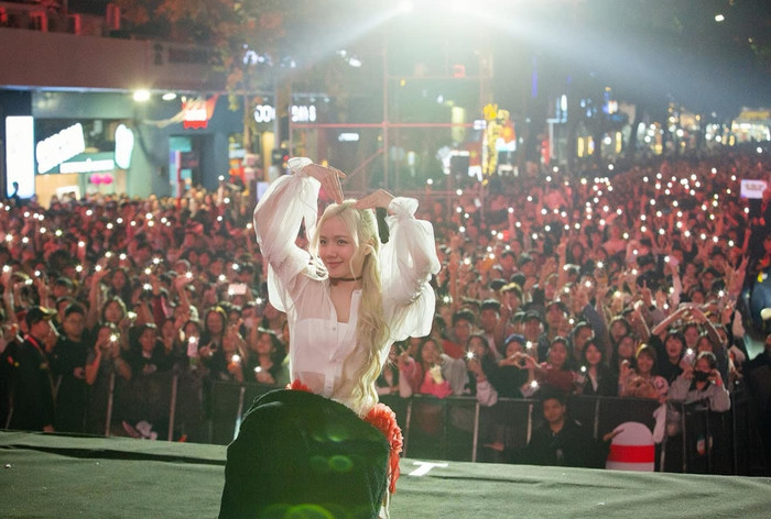 Phương Ly chụp ảnh giao lưu cùng khán giả. Ảnh: FBNV