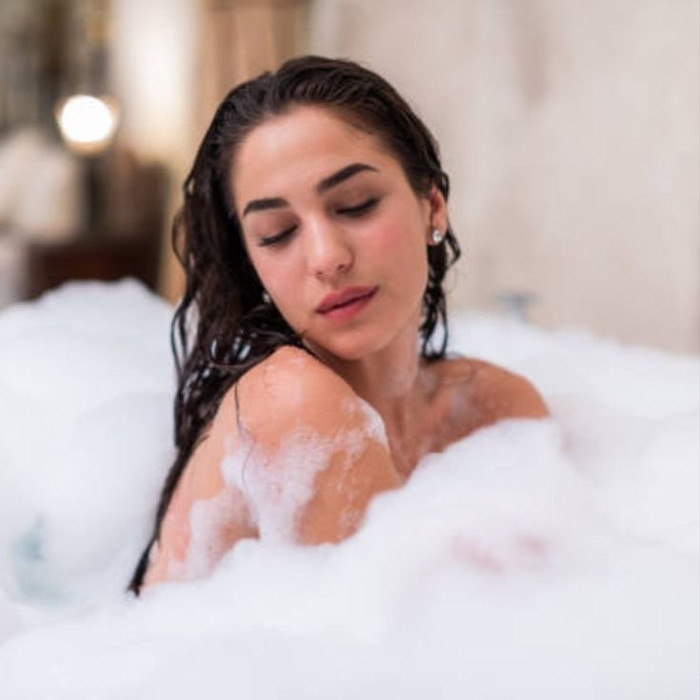 Sữa tắm cánh hoa hồng và yến mạch là món quà giúp người nhận thư giãn sau ngày dài.