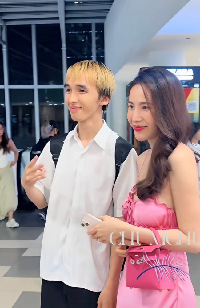 Thủy Tiên thân thiện chụp ảnh cùng khán giả - ChumChum.