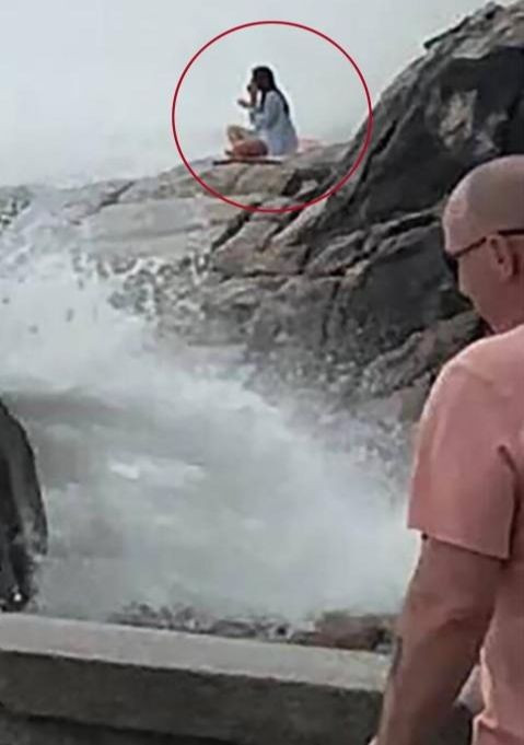 Ảnh chụp từ video ghi lại khoảnh khắc nữ diễn viên ngồi thiền ở tảng đá trước khi bị sóng cuốn ra biển.&nbsp;