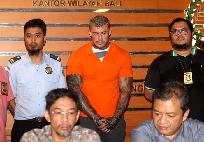 Terrence Murrell từng bị lĩnh 37 tháng tù vì buôn bán chất cấm.