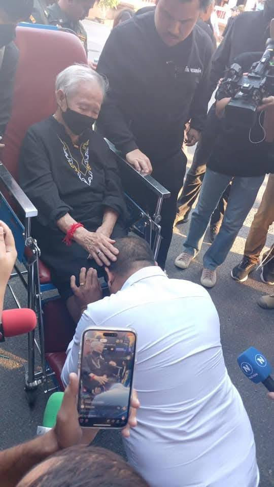 Nam ca sĩ qua đời vì ngộ độc rượu, bà ngoại ngồi xe lăn đến tiễn đưa cháu Ảnh 2