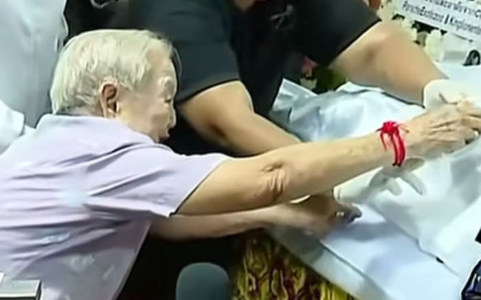 Nam ca sĩ qua đời vì ngộ độc rượu, bà ngoại ngồi xe lăn đến tiễn đưa cháu Ảnh 2