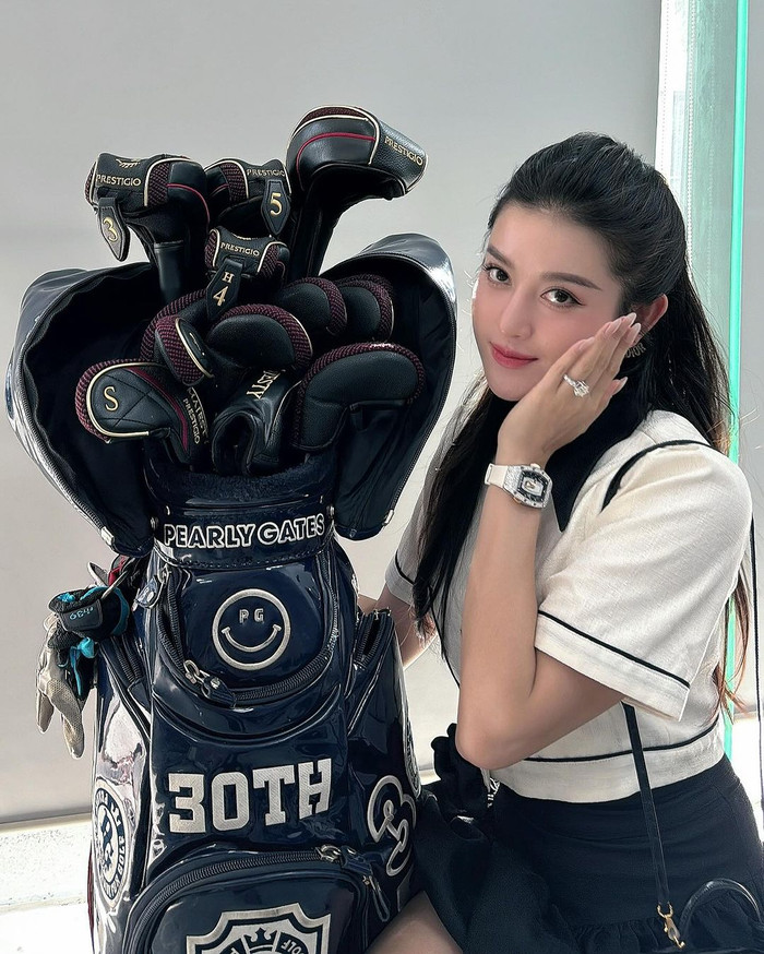 Thiết kế đồng hồ này từng được Á hậu Huyền My diện vào hôm 26/7. (Ảnh: FBNV)