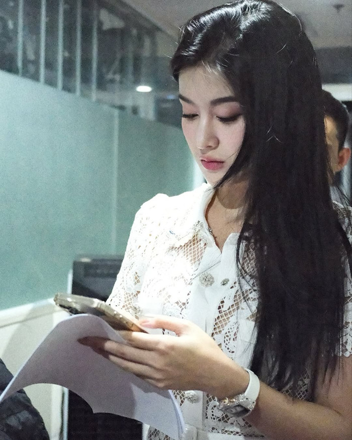 Á hậu Huyền My mang mẫu đồng hồ kim cương khoảng 10 tỷ đồng đi làm. (Ảnh: FBNV)