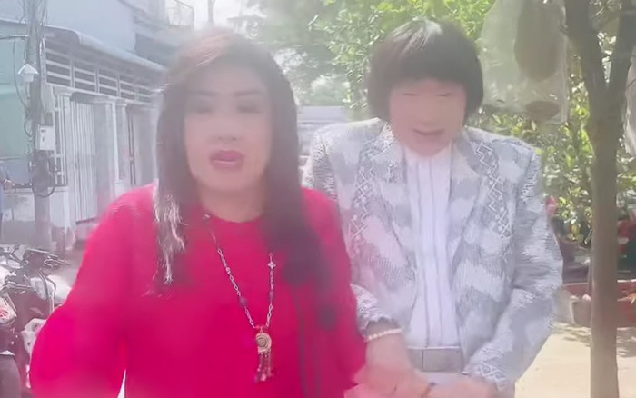 Nam NSND sức khỏe yếu, phải bám vào tay đồng nghiệp bước đi sau bạo bệnh Ảnh 2