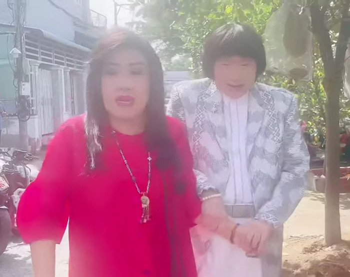 NSND Minh Vương đi lại khó khăn khiến khán giả lo lắng. (Ảnh chụp màn hình)