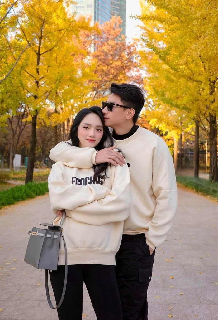 Phú Cường ôm chặt Hương Giang trong bộ ảnh cách đây chưa lâu. (Ảnh FBNV)