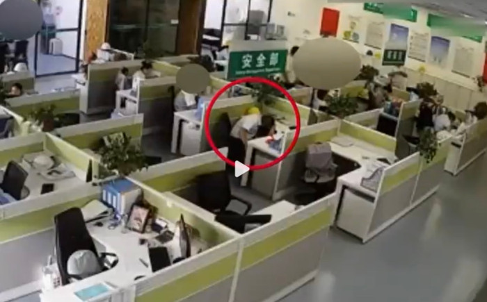 Bị sa thải vì ngủ gật 1 tiếng, nhân viên thắng kiện, nhận hơn 1,2 tỷ đồng.