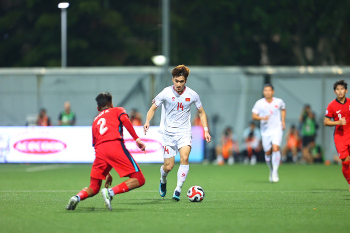 Tiền vệ Hoàng Đức khiến cho cựu cầu thủ Singapore phát cuồng. Ảnh: Em Lê