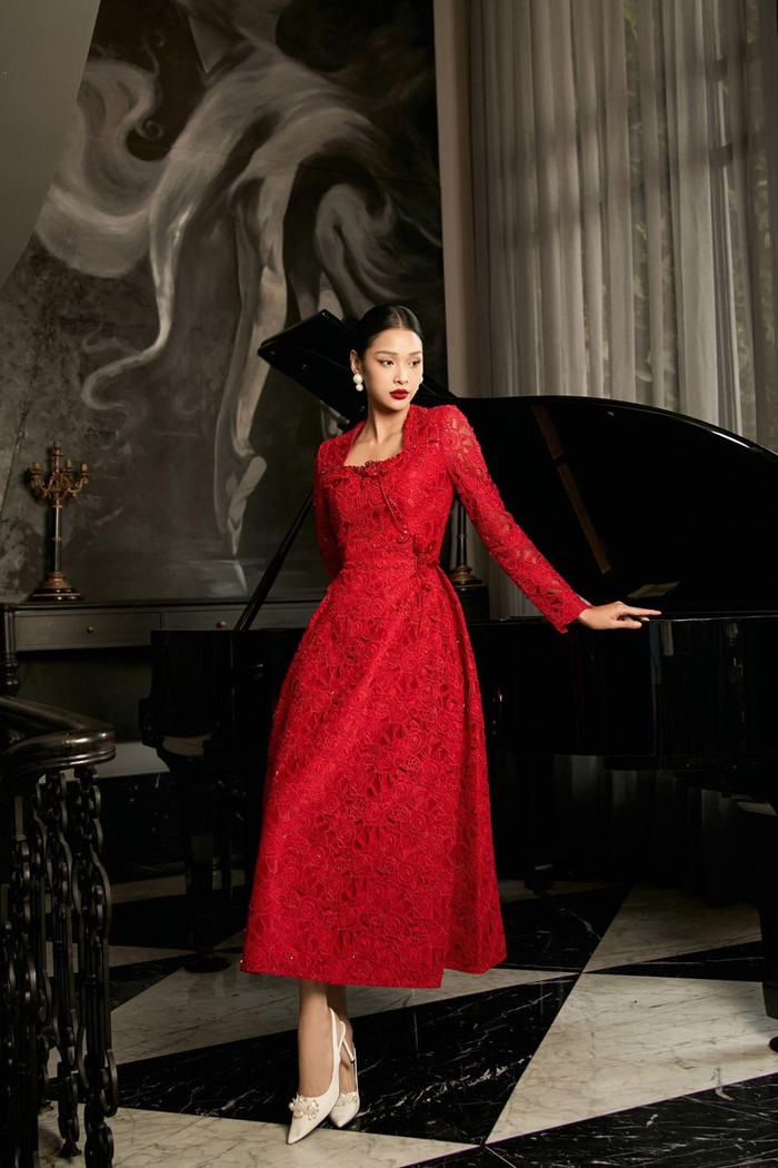 Thiết kế ren và những chi tiết đính đá tinh xảo làm nổi bật lên vẻ đẹp quyến rũ của các quý cô.