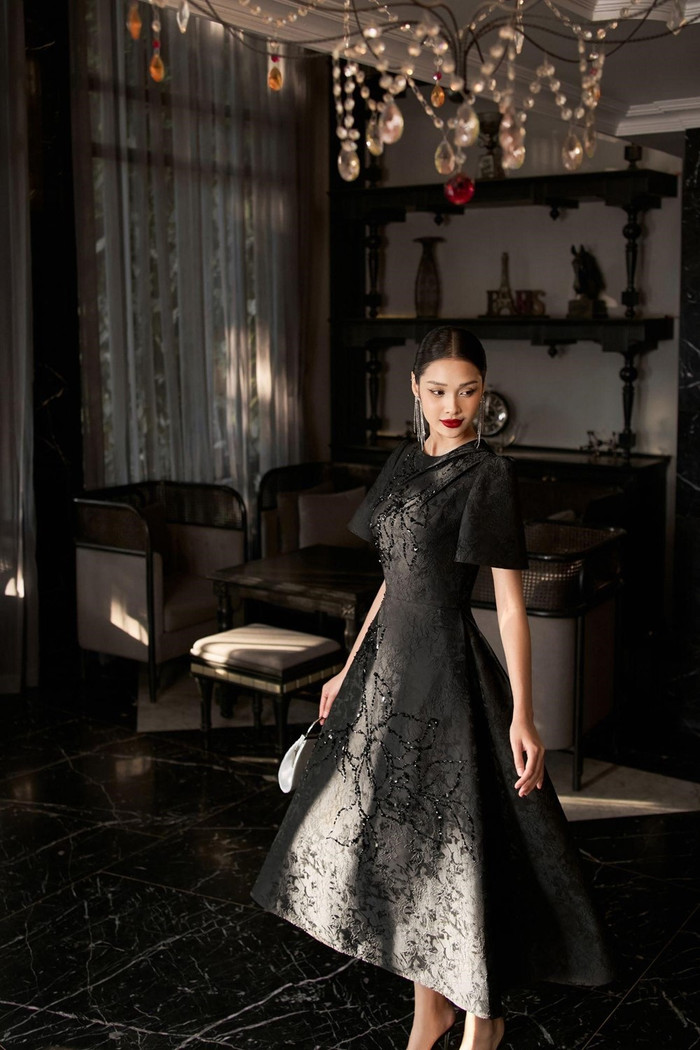 Thiết kế tối giản nhưng không kém phần nổi bật và sang trọng cho các quý cô yêu thích gam màu đen huyền bí.