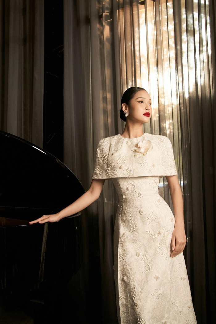 Nét đẹp mềm mại của các bông hoa thêu 3D nổi bật giúp tổng thể thêm phần tinh tế và sang trọng. Đây là lựa chọn phù hợp cho những bữa tiệc sang trọng hay sự kiện lớn, đảm bảo thu hút mọi ánh nhìn từ lần đầu tiên.