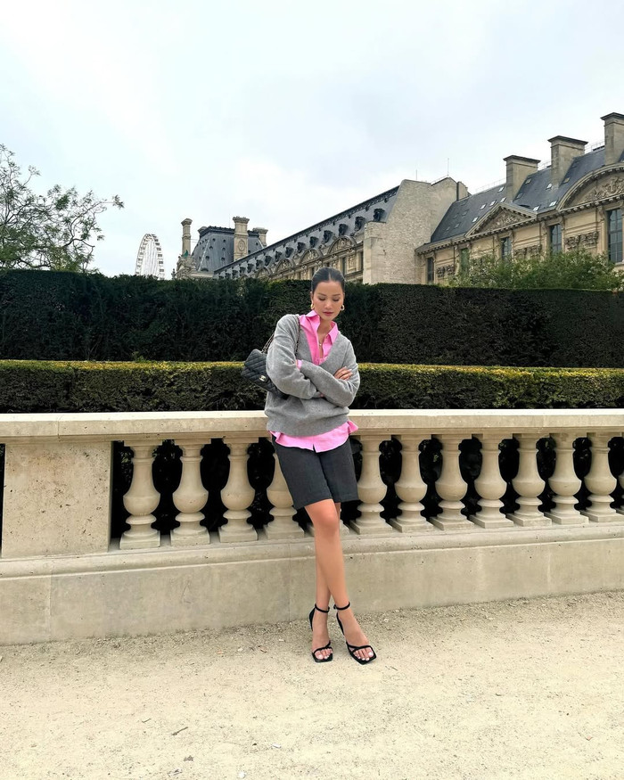 Trong một chuyến đi du lịch nước ngoài, Á hậu Hương Ly khoác lên người bản phối thời trang đơn giản, là sự hoà quyện giữa hai gam màu xám - hồng. Để tăng thêm phần sang chảnh, nàng hậu mang thêm phụ kiện túi xách thuộc dòng classic của 'nhà mốt' xa xỉ tại Pháp. Thiết kế này có mức giá dao động trong khoảng 270 - 300 triệu đồng tuỳ thuộc vào kích thước. (Ảnh: FBNV)