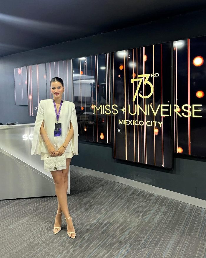 Khi sang Mexico ủng hộ Kỳ Duyên chinh chiến Miss Universe 2024, Á hậu Hương Ly ghi điểm với phong cách thời trang sang trọng, thanh lịch. Người đẹp không quên mang mẫu túi xách trị giá 50 triệu đồng của thương hiệu gắn liền với Jisoo (BLACPINK) để tạo điểm nhấn cho lần xuất hiện này. (Ảnh: FBNV)