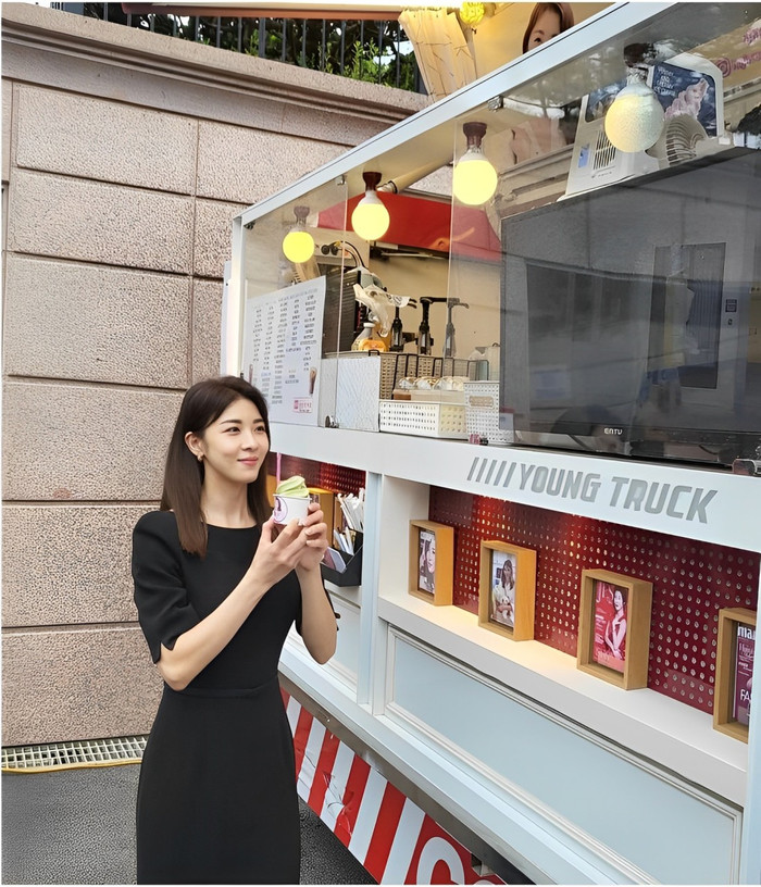 Ha Ji Won nhận quà tiếp ứng từ fan tại phim trường.