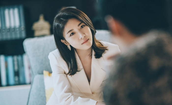 Ha Ji Won xinh đẹp, giàu có ở tuổi U50.