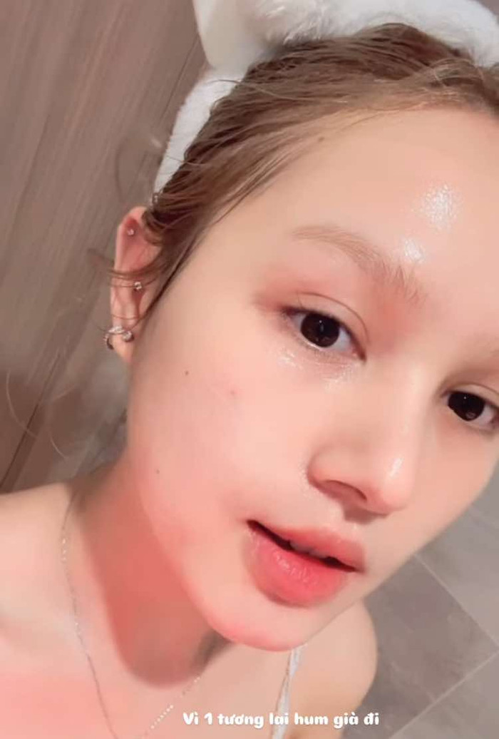 Xoài Non thoải mái 'zoom' cận gương mặt, khoe khéo làn da mộc mịn màng, trắng sáng, không chút khuyết điểm. (Ảnh chụp màn hình)