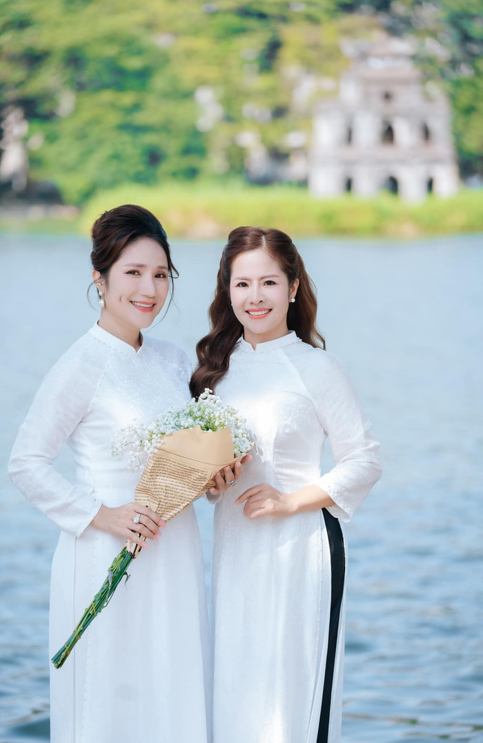 MC Cát Tường tranh thủ thực hiện bộ ảnh áo dài bên cạnh một người chị em thân thiết. Ảnh: FBNV