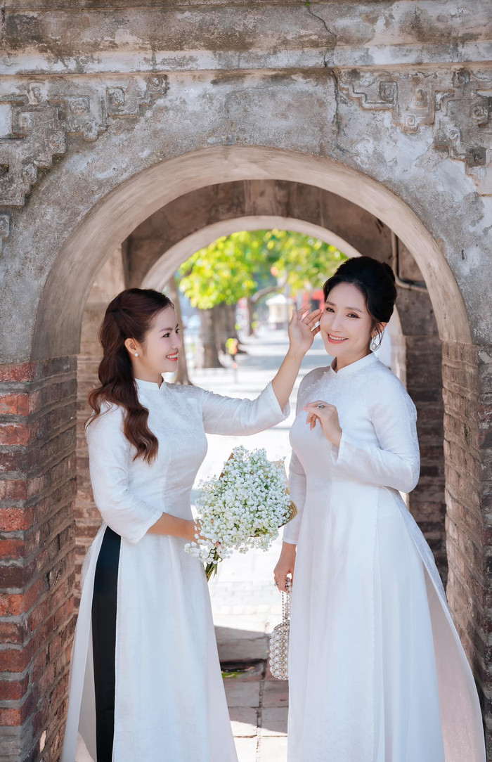 MC Cát Tường trang điểm tự nhiên, vấn tóc gọn gàng khi mặc áo dài trắng ở tuổi U50. Ảnh: FBNV