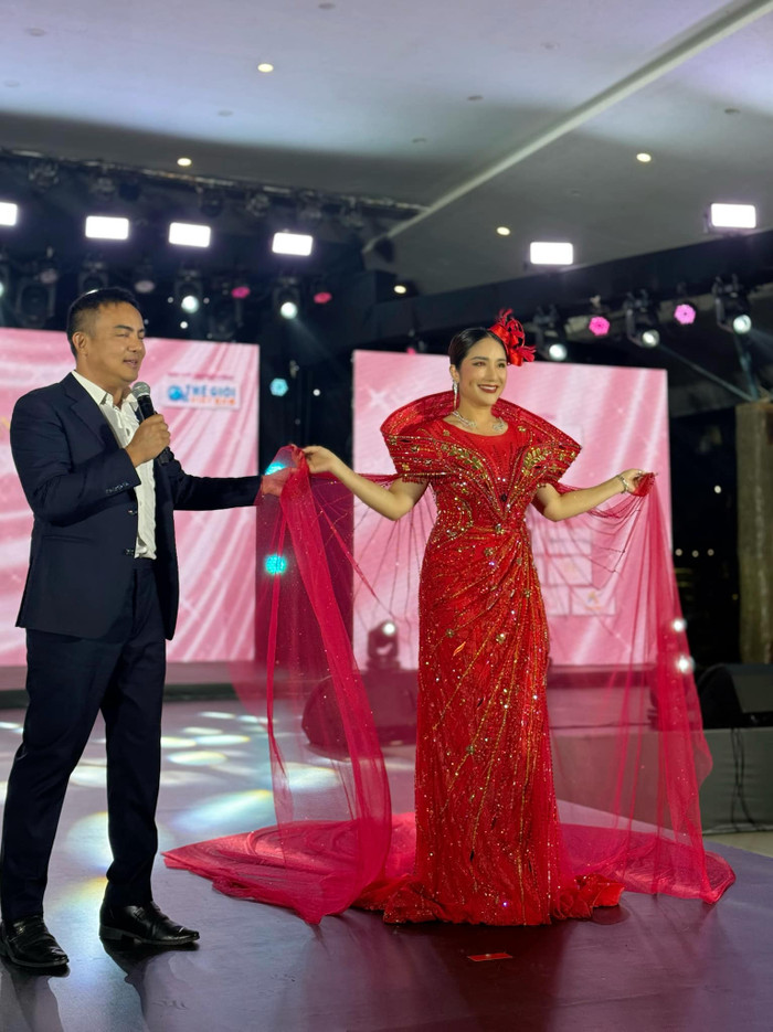 Cát Tường tự tin khoe nhan sắc, hình thể ở trên sân khấu. Ảnh: FBNV