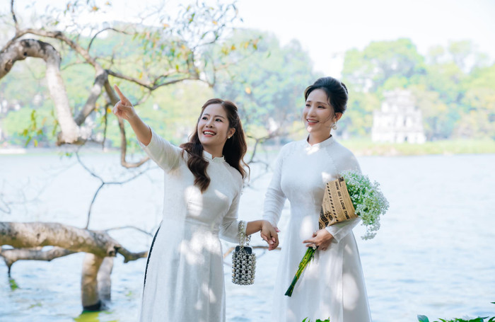 MC Cát Tường và bạn chụp ảnh chủ yếu ở phố đi hộ Hồ Gươm, thành phố Hà Nội. Ảnh: FBNV