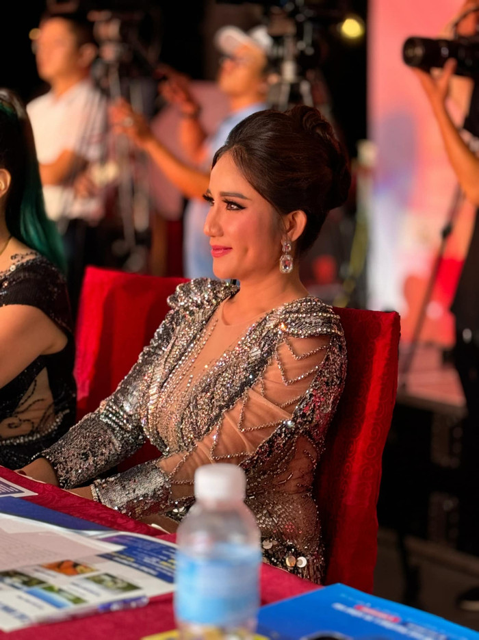 Cát Tường tập trung cao độ khi tham gia một sự kiện. Ảnh: FBNV