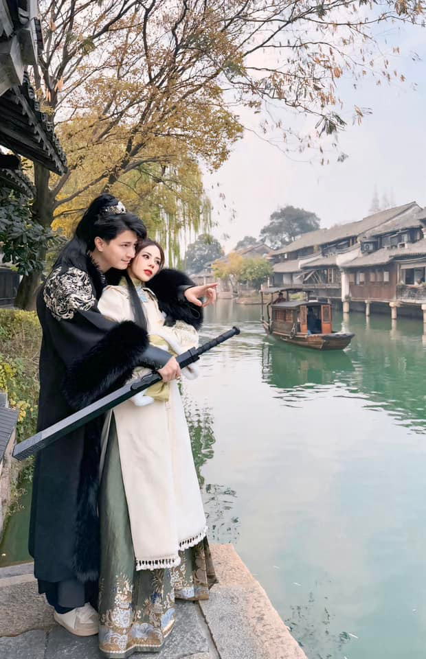 Nam diễn viên và vợ tận hưởng khoảnh khắc hạnh phúc bên nhau vào dịp cuối năm. (Ảnh FBNV)