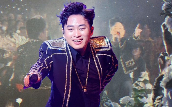 Tùng Dương mang hit 'Tái sinh' đi hát đám cưới, khán giả tặng hoa ôm mỏi tay Ảnh 2