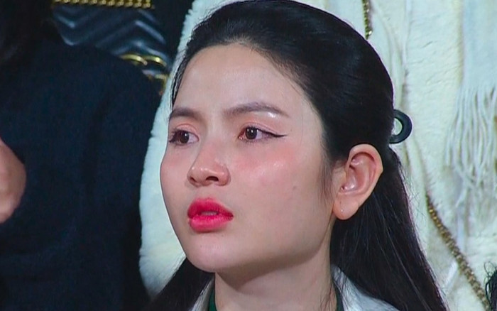 Vợ Quang Hải mang cả 'tỷ đồng' đi cổ vũ chồng thi đấu Ảnh 2