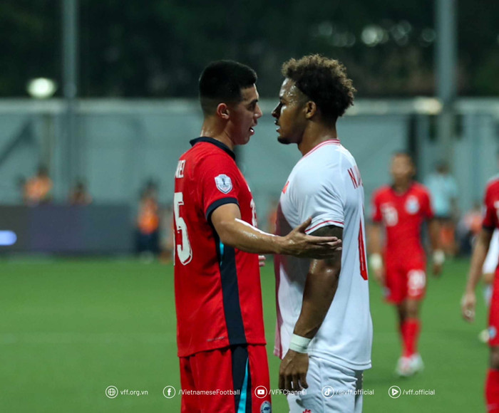 Hậu vệ Singapore - Lionel Tan thường xuyên dùng chiêu trò để khiêu khích với Nguyễn Xuân Son. Ảnh: VFF