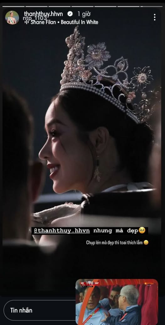 Hoa hậu Thanh Thủy đăng tải khoảnh khắc bị chụp lén.