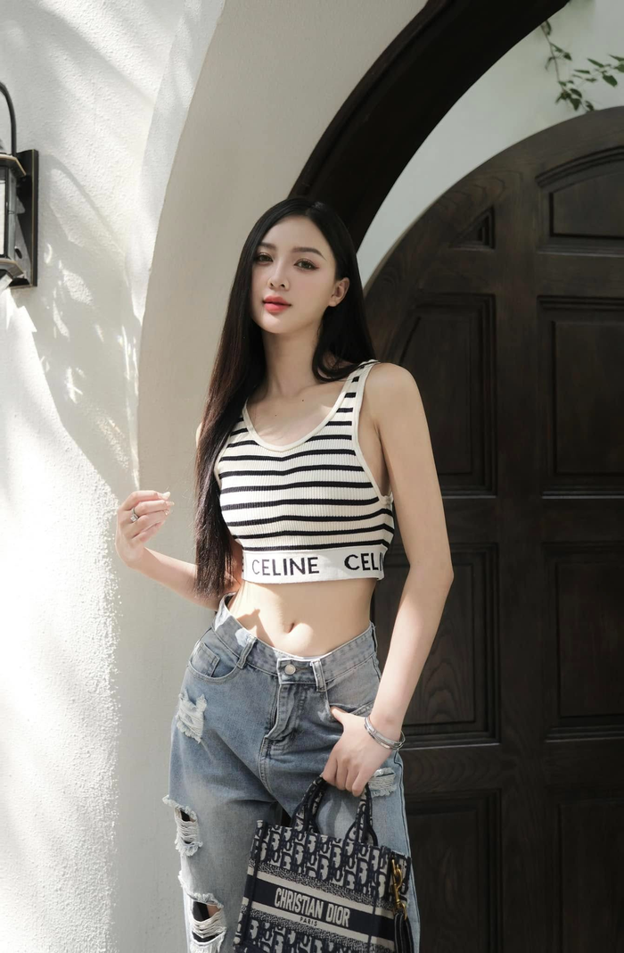 Với gương mặt thanh tú, ngọt ngào, Cẩm Ly được đánh giá có nhan sắc xứng tầm được gọi là 'thần tiên tỷ tỷ' thay thế cho đàn chị Phương Nhi. Bên cạnh lợi thế về ngoại hình, gu ăn mặc của người đẹp quê Đắk Lắk khá thời thượng, bắt mắt. 