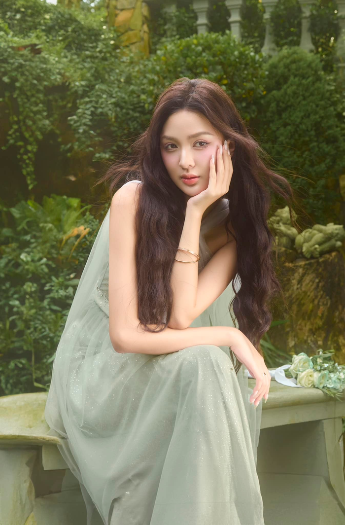 Nhìn lại hành trình tại Hoa hậu Quốc gia Việt Nam 2024, Cẩm Ly có nhiều yếu tố để lọt top cao nhưng khả ứng ứng xử của cô lại là điểm yếu. Khi thuyết trình đám đông, nàng hậu có phần run rẩy, giọng nói không truyền cảm hứng. 