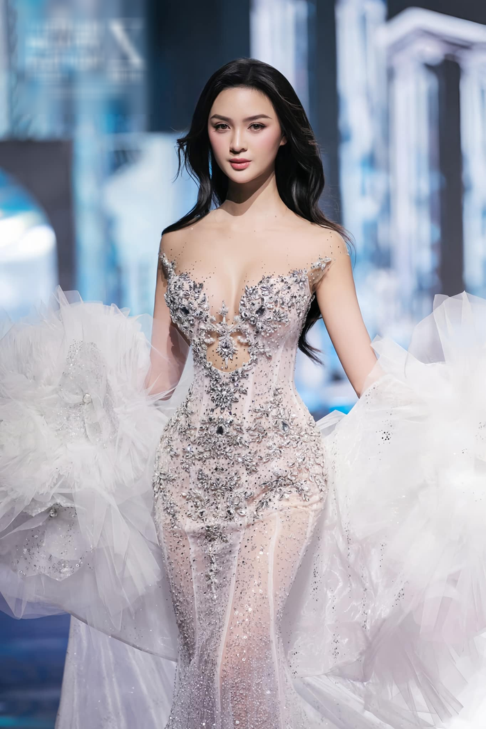 Nguyễn Thị Cẩm Ly, sinh năm 2003, quê Đắk Lắk. Cô nàng sở hữu chiều cao 1,70 m với gương mặt khả ái. Cô hiện đang học ở Học viện Hàng không Việt Nam, dù là một gương mặt mới nhưng đã nhanh chóng gây ấn tượng mạnh mẽ với vẻ đẹp nổi bật và sự tự tin.