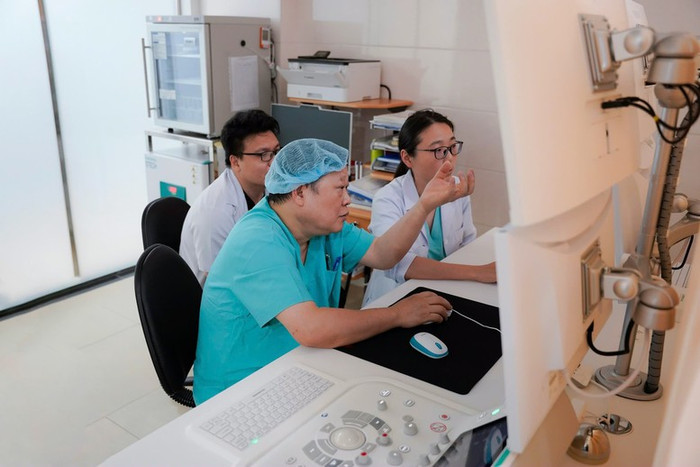 GS.TS Nguyễn Viết Tiến, nguyên Thứ trưởng Bộ Y tế, Giám đốc Bệnh viện Phụ sản Thiện An đưa kỹ thuật mới này về Việt Nam. Ảnh: VGP/HM