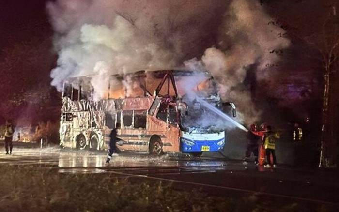 Xe buýt chở 40 người bị lửa thiêu rụi trên đường Ảnh 2