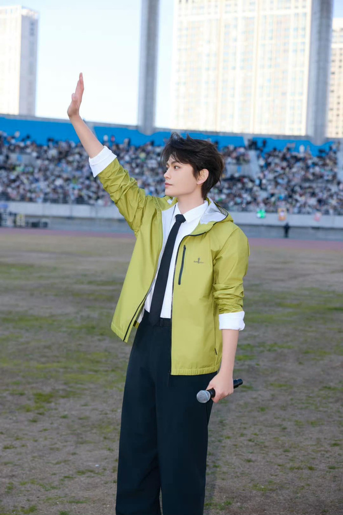 Đinh Vũ Hề trước đông đảo lượng fan hâm mộ của bản thân ở một sự kiện quảng bá thương hiệu.