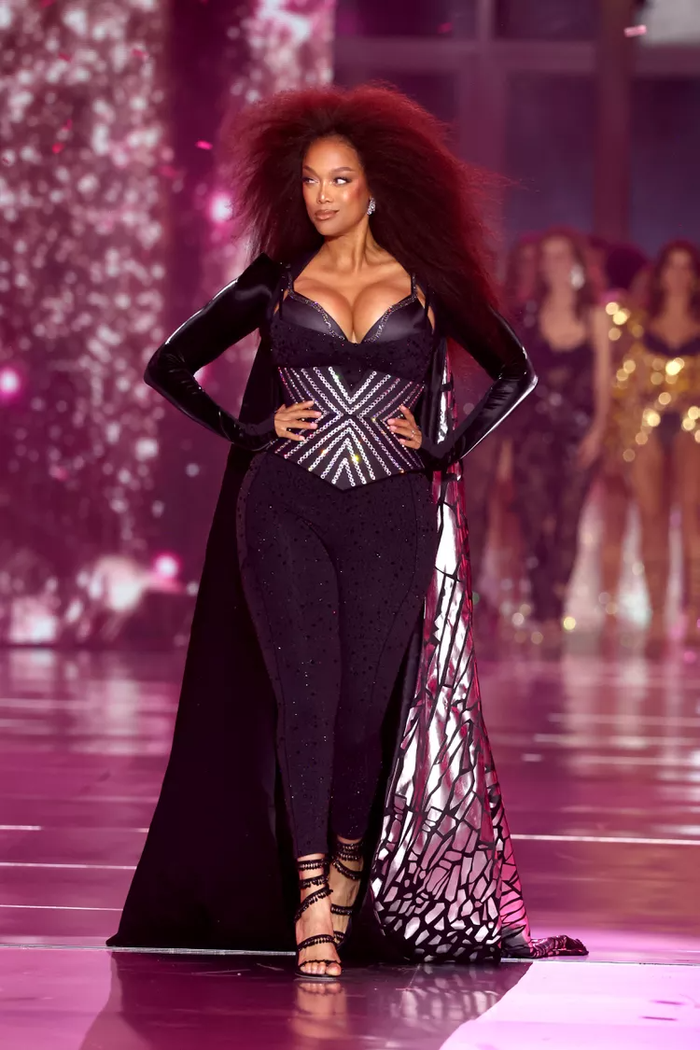 Sau nhiều năm rời xa ánh hào quang, Tyra Banks trở lại đầy ấn tượng tại Victoria's Secret Fashion Show – sự kiện cũng đánh dấu màn tái xuất ngoạn mục trong năm nay. Bước catwalk uyển chuyển cùng nụ cười rực rỡ của cô đã khiến mọi ánh nhìn phải đổ dồn, khuấy động cả giới thời trang lẫn mạng xã hội. Màn trình diễn này không chỉ là khoảnh khắc thăng hoa mà còn tái khẳng định vị thế biểu tượng của Tyra trong làng mẫu và ngành công nghiệp thời trang toàn cầu.