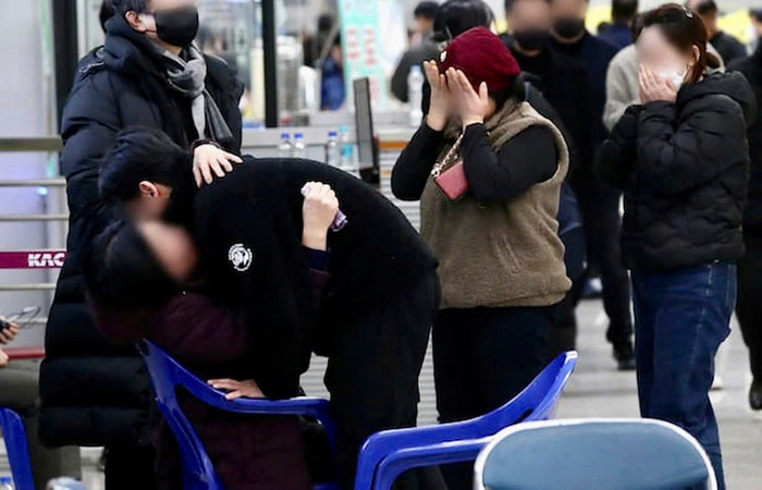 Khung cảnh đau thương của nhiều người thân túc trực chờ tin các nạn nhân. Ảnh: Chosun