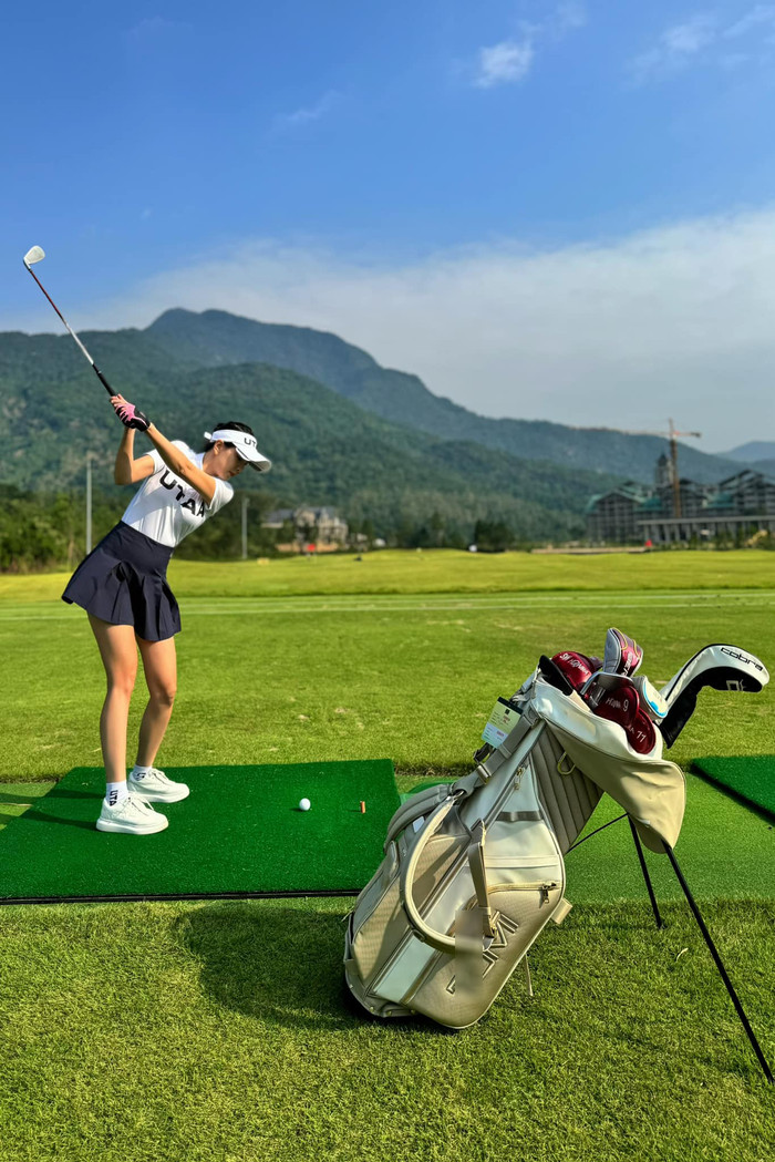 Gu thời trang của cô khi ra sân khiến nhiều người trầm trồ, khen ngợi. (Ảnh FBNV)