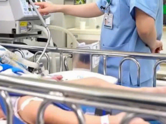 Cháu bé đang được các bác sĩ cứu chữa. Ảnh: VTV