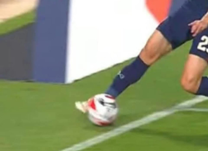 Đây là góc máy khiến nhiều người cảm nhận bóng đã đi hết đường biên trước khi Seksan Ratree nỗ lực chuyền vào trong vùng cấm.