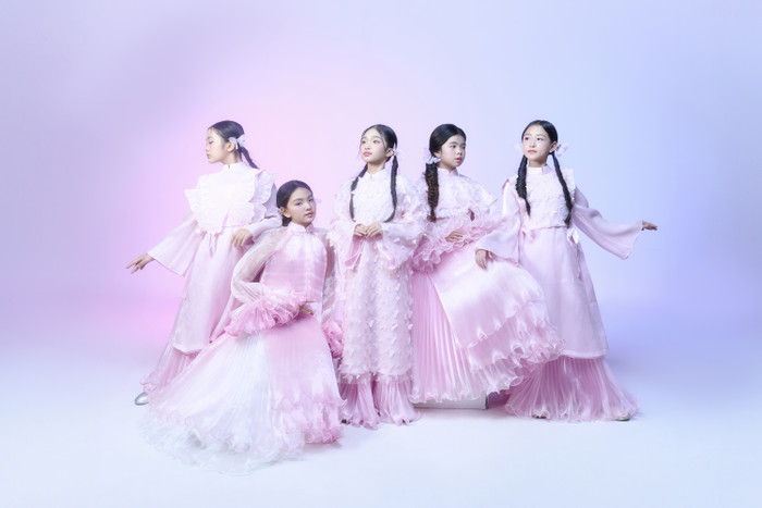 Bộ sưu tập mới nhất của Nguyễn Minh Công mang tên Bách Hoa Tiên có ngụ ý sự phát triển hài hòa, sinh sôi nảy nở của mùa xuân với trăm hoa khoe sắc cùng ong bướm vờn quanh. Ảnh: NVCC