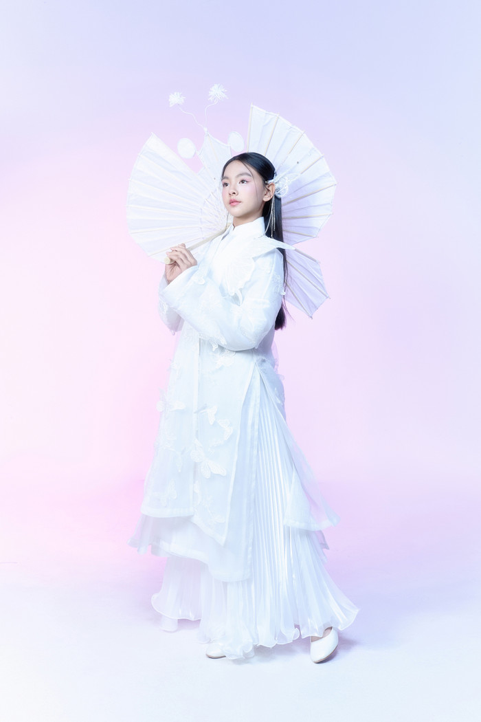 Các thiết kế của nhà thiết kế Nguyễn Minh Công còn được chăm chút tỉ mỉ khi đính kết những cánh bướm chi tiết, thêm thắt những phụ kiện tóc hay lộng bướm truyền thống để khiến trang phục trở nên sinh động đúng với tinh thần năm mới. Ảnh: NVCC