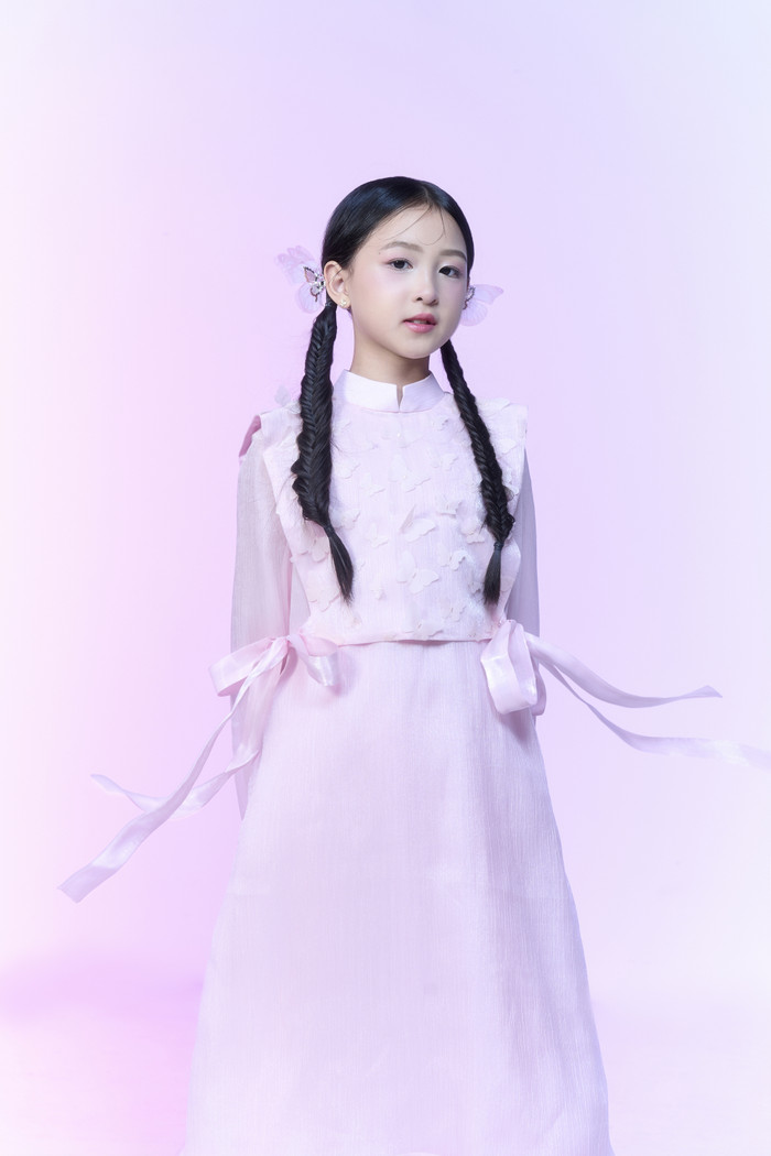 Các thiết kế của bộ sưu tập “Bách hoa tiên” còn được chăm chút tỉ mỉ khi đính kết những cánh bướm chi tiết, thêm thắt những phụ kiện tóc hay lộng bướm truyền thống để khiến trang phục trở nên sinh động đúng với tinh thần năm mới. Ảnh: NVCC